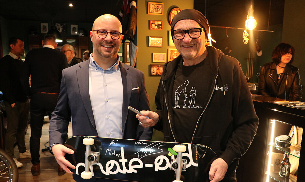 Bürgermeister und Titus Dittmann mit skate-aid Board